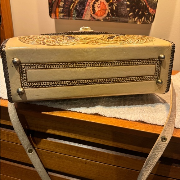 Vintage tooled leather Western theme purse - Picture 8 of 12